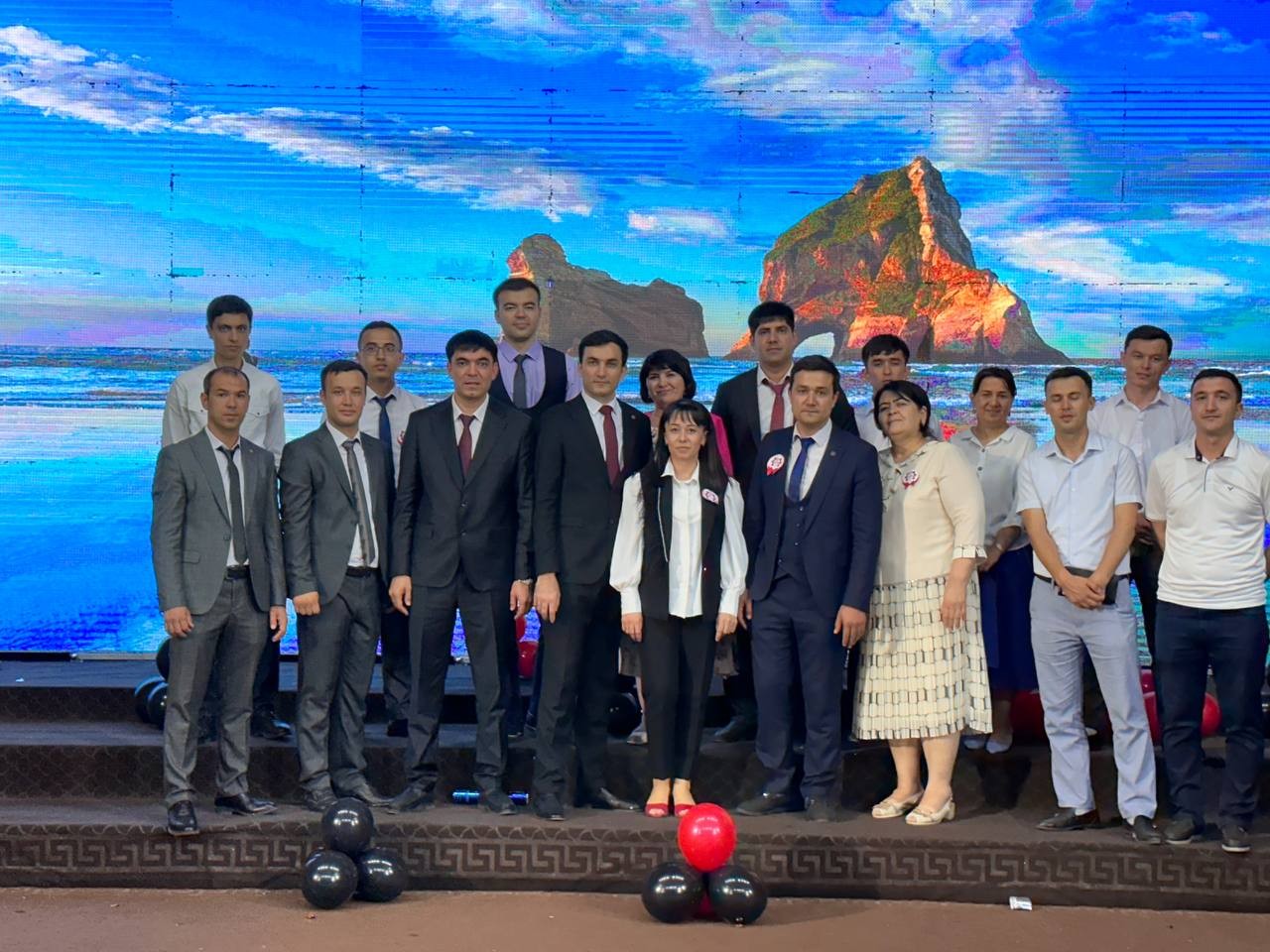 Dastlab institut jamoasi, insofli, diyonatli, chuqur bilim va tajribaga ega, ta’sischi ishonchiga sazovor bo’lgan xodimlardan iborat institut rahbariyati shakllantirildi.